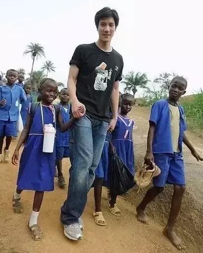 三娃奶爸王力宏，年入4.6亿，却一件衣服穿10年，钱都去哪了？