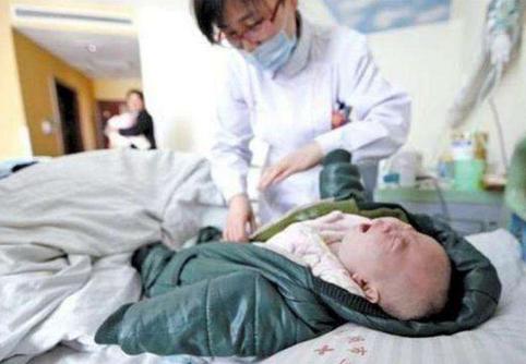 6个月宝宝睡半夜突然持续呕吐,六个月宝宝半夜醒来呕吐