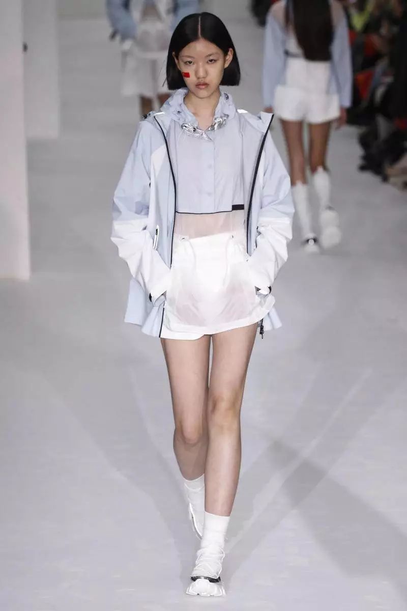 波司登羽绒时装周,波司登伦敦时装周中国红