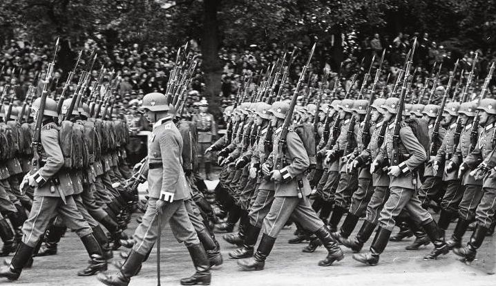 从小混混到帝国君王,从小混混到西服暴徒