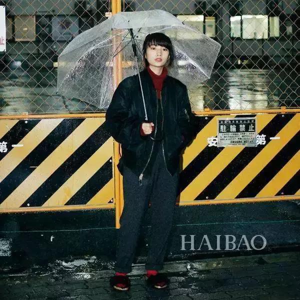 穿上小皮衣，我就是整个办公室最时髦的姑娘！