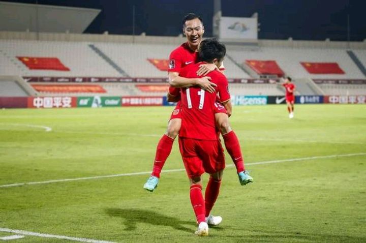 中场冲锋陷阵张稀哲,于大宝吴曦张稀哲破门