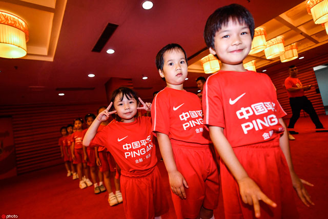 里皮球迷欢呼,里皮带领中国队球迷欢呼