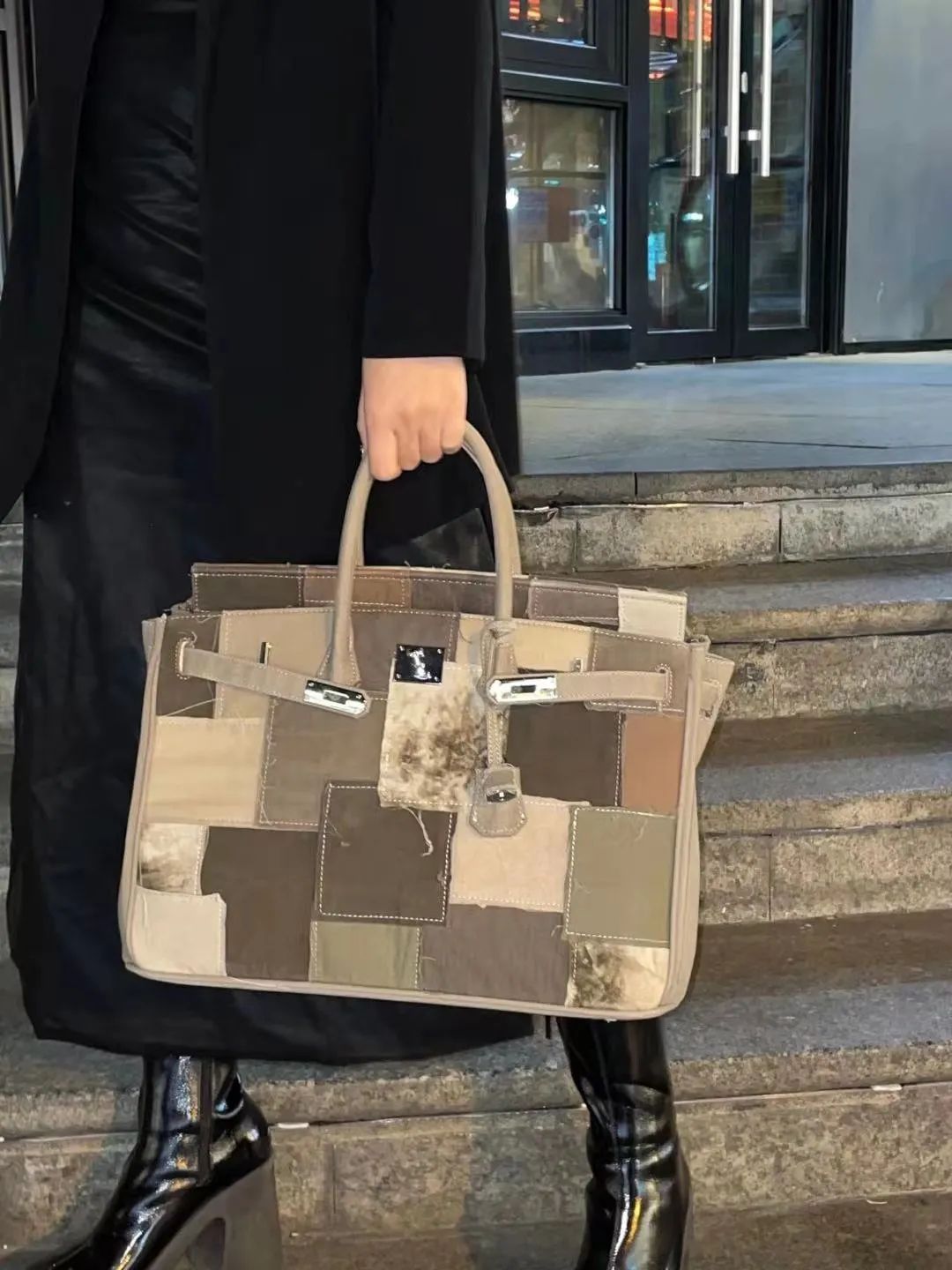 这才爆红一年就这么能“装”了?3w的包一背我都认不出来了…