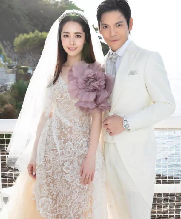 “婚纱女王”王微微近照曝光，年过七旬保养得当，身材纤细似少女