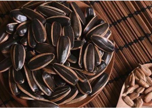 他靠卖小吃摊成了亿万富翁,靠卖干果炒货起家的富豪