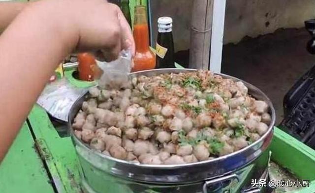 大妈街头卖纯手工小吃1个20块,大妈校门口卖便宜小吃1块5个