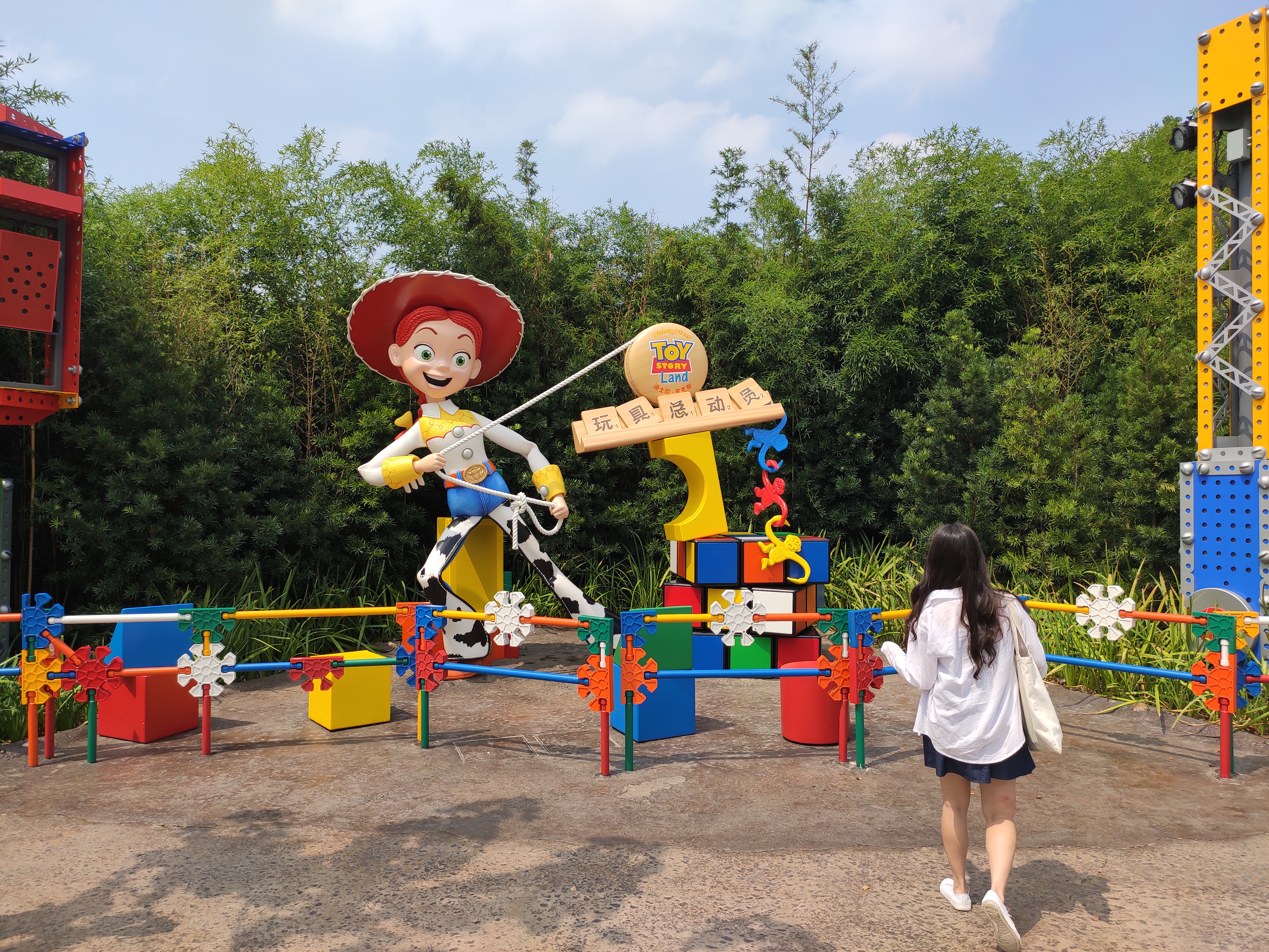 上海迪士尼一大一小旅游攻略,上海迪士尼吃住攻略讲解