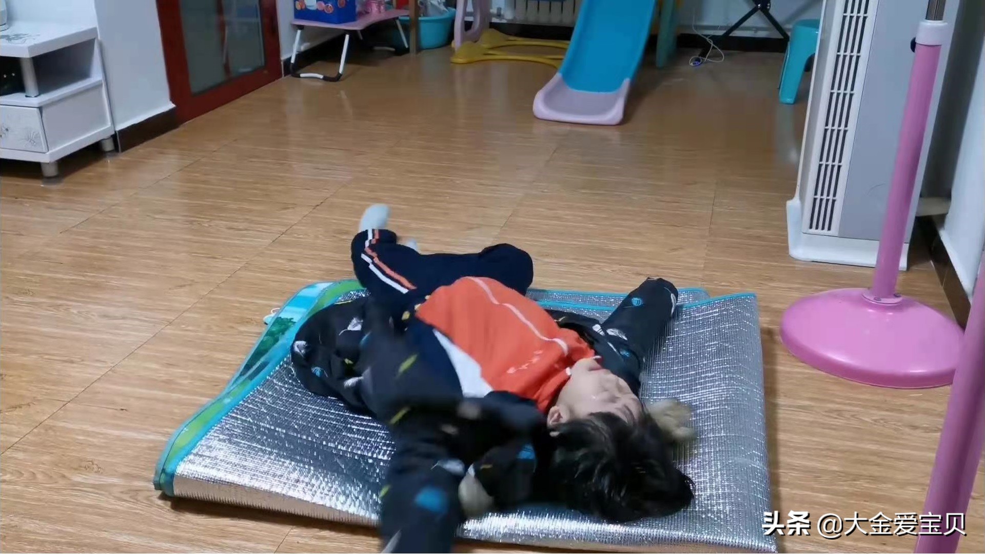 孩子不听话躺在地上哭怎么办,如何纠正孩子躺地上哭闹的习惯