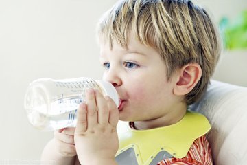 宝宝上火宝妈喝什么可以下火,宝宝喝奶上火食疗