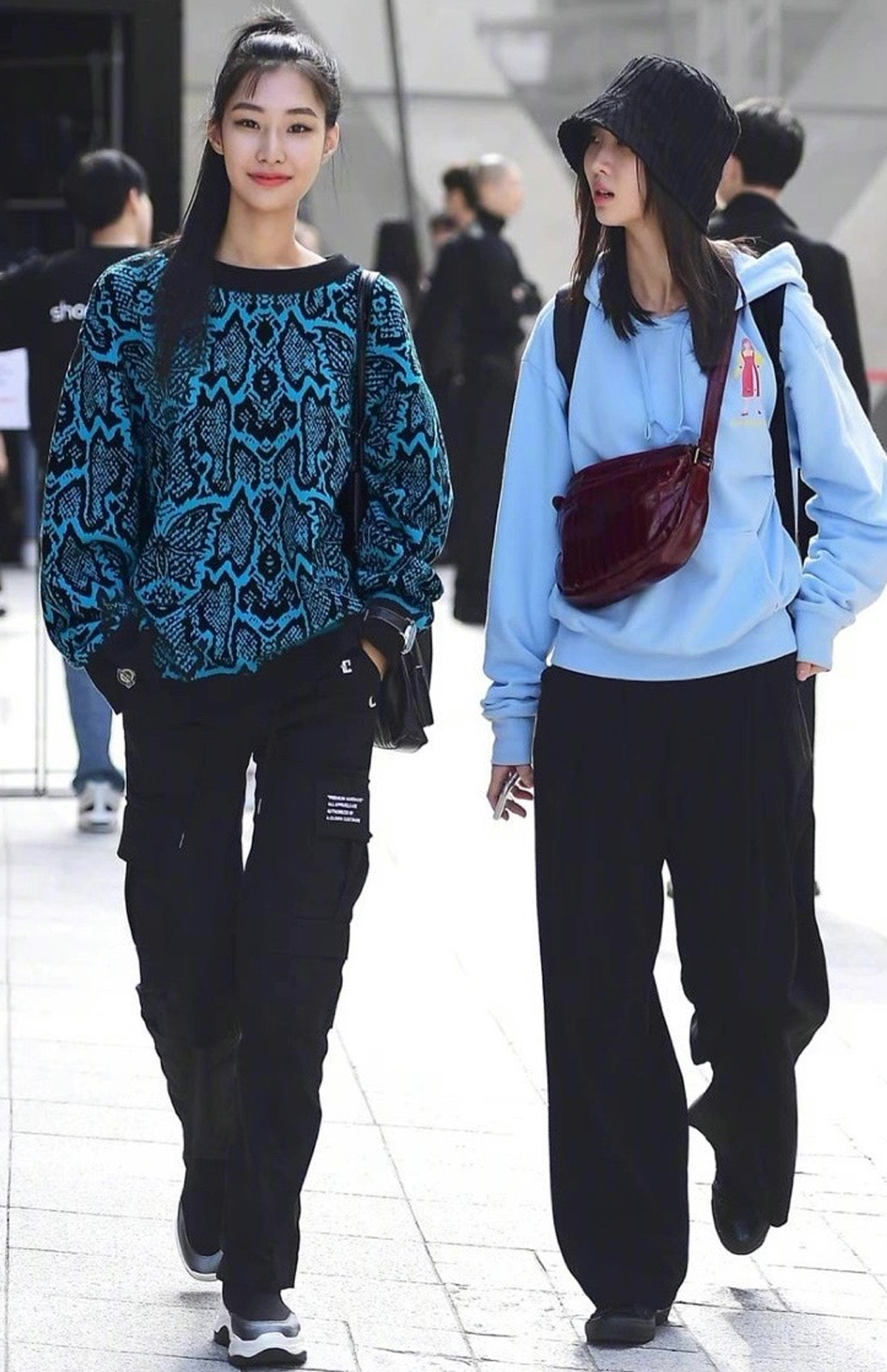 韩国街拍女生穿搭慢视频,2020街拍韩国女穿搭真实时尚