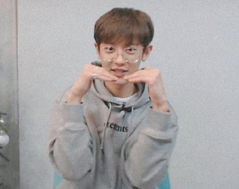 朴灿烈穿拖鞋在机场,朴灿烈同款袜子抢空