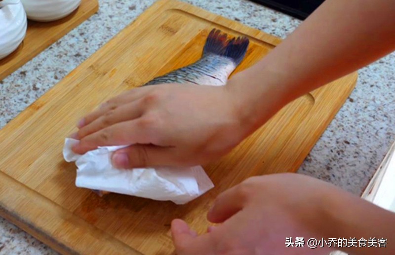 煎鱼不破皮的简单方法窍门,怎么煎鱼不破皮又鲜嫩又入味