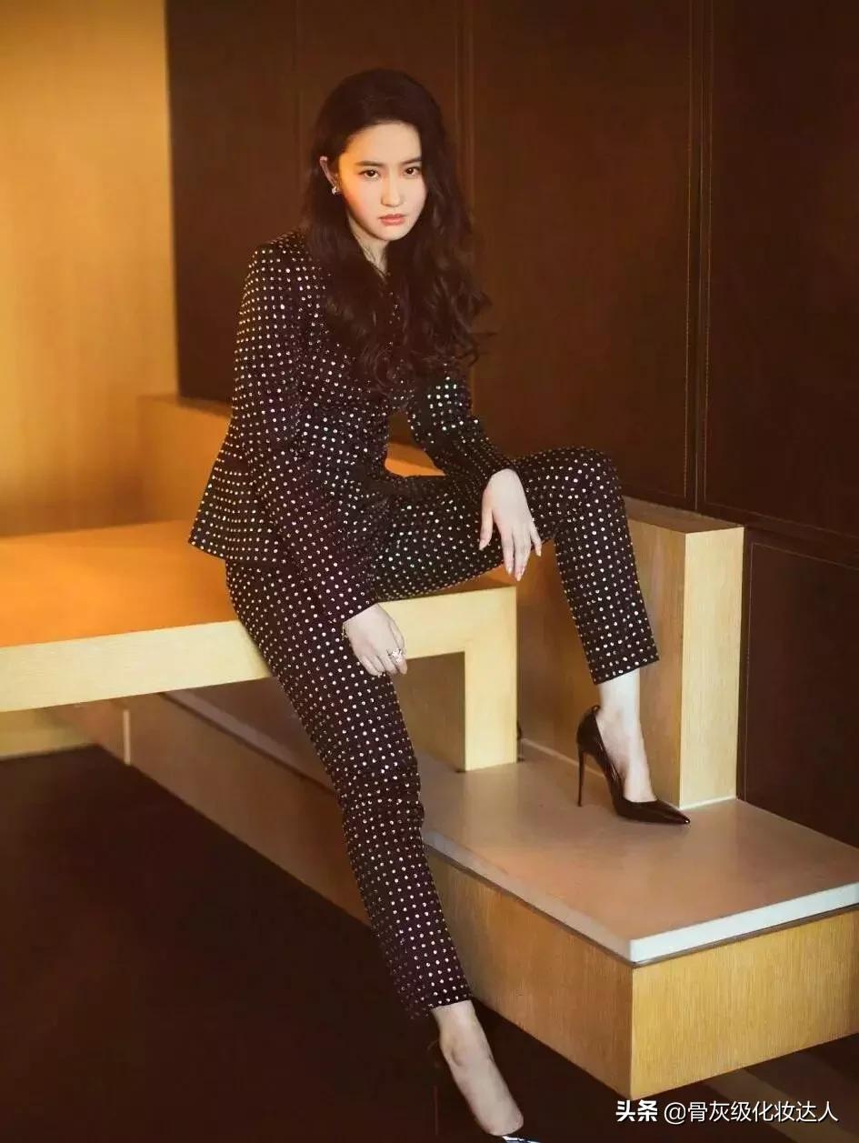 泫雅巅峰时期黑发红唇,泫雅深绿色