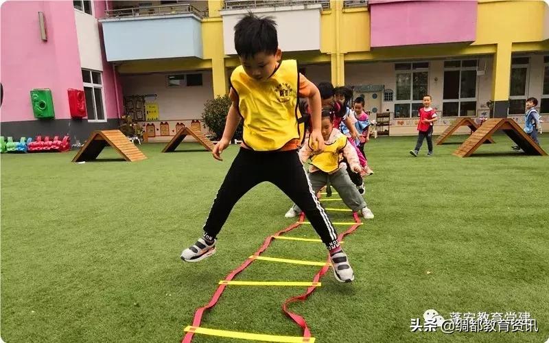 蓬安县城东幼儿园足球比赛,幼儿园开展足球特色活动