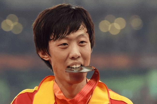 跳高之神张国伟退役视频,昔日跳高第一人张国伟去哪了