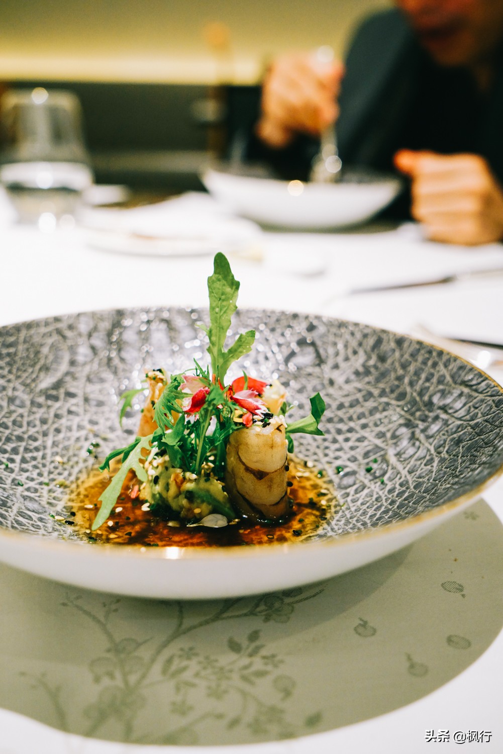 豪华王府饭店的餐厅周菜单，颜值高如帅主厨，老百姓也消费得起