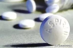 白色t恤漂白红了然后又变黄,白t恤发黄用盐水可以洗白吗