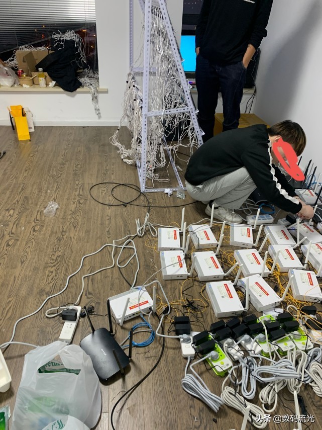 给短视频直播作者修电脑，一开门被里面的景象惊到了，赚钱吗？