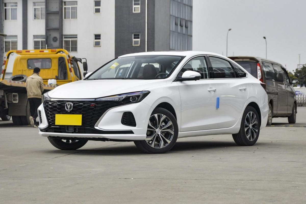 高颜值之选三款平民性能轿车推荐,这两款中级轿车10万的价格你选谁