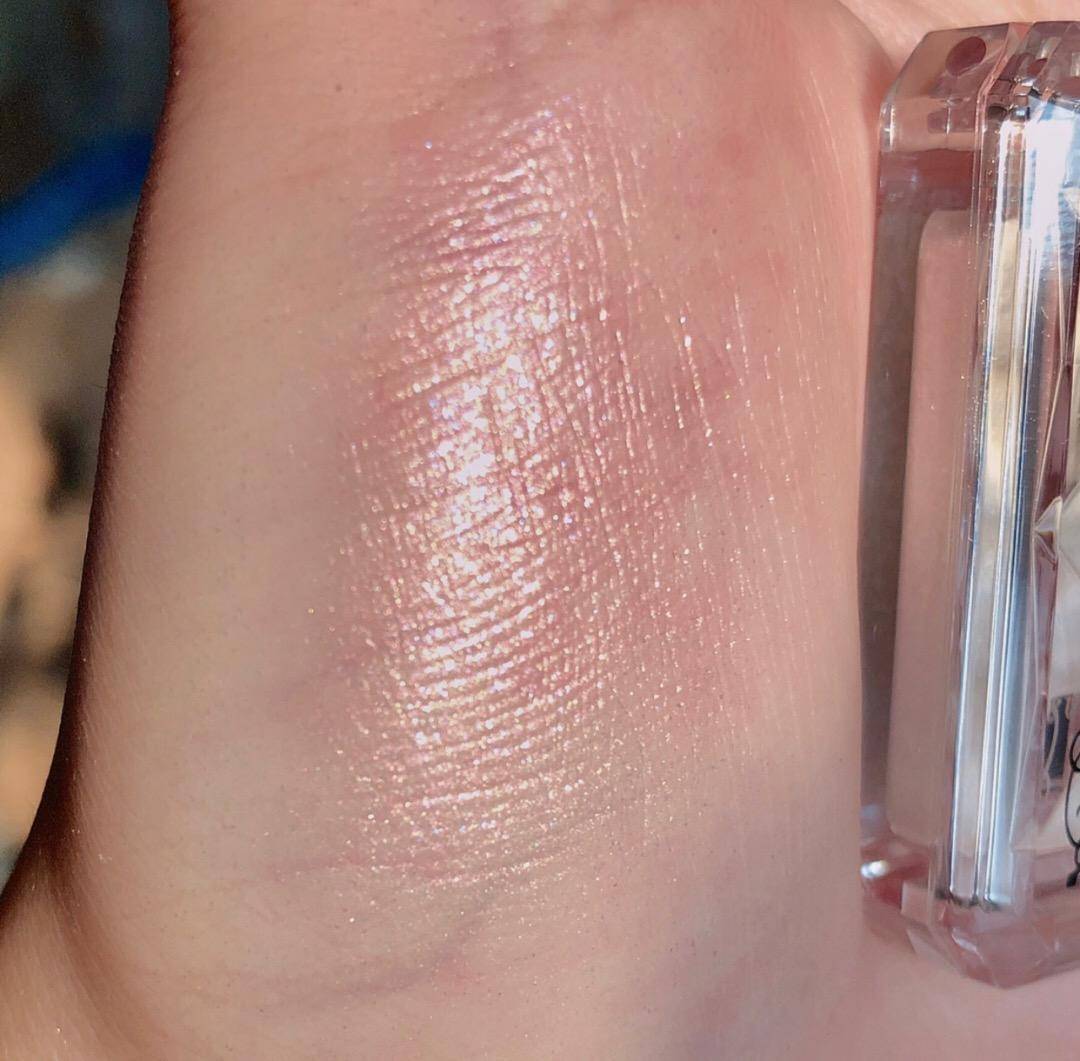 眼睛比较敏感用什么质地的眼影,眼睛凸买什么色的眼影