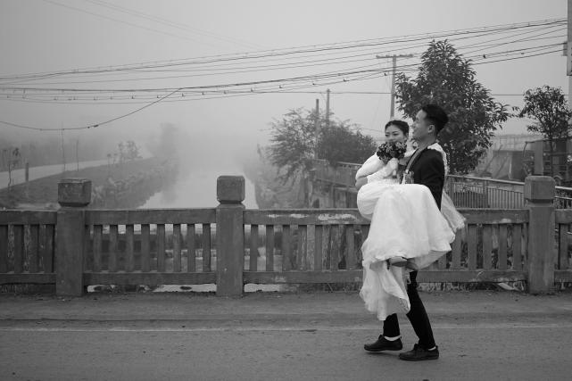 传统婚礼放鞭炮,婚礼迎亲鞭炮习俗