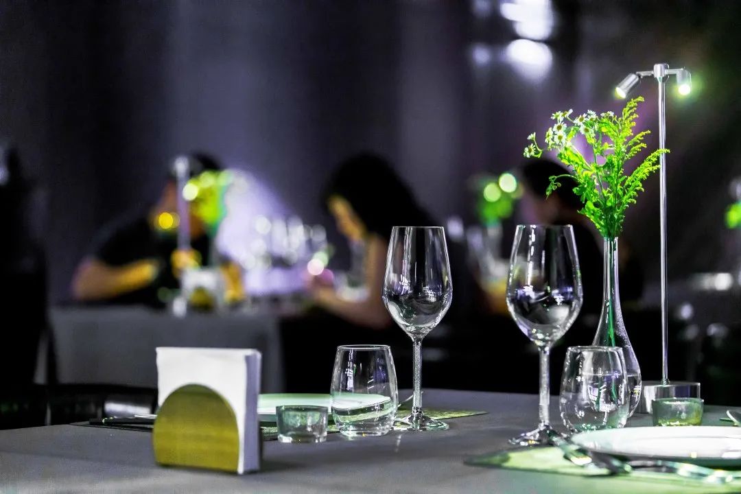 这家人均880的私房菜，连杯子都是施华洛世奇