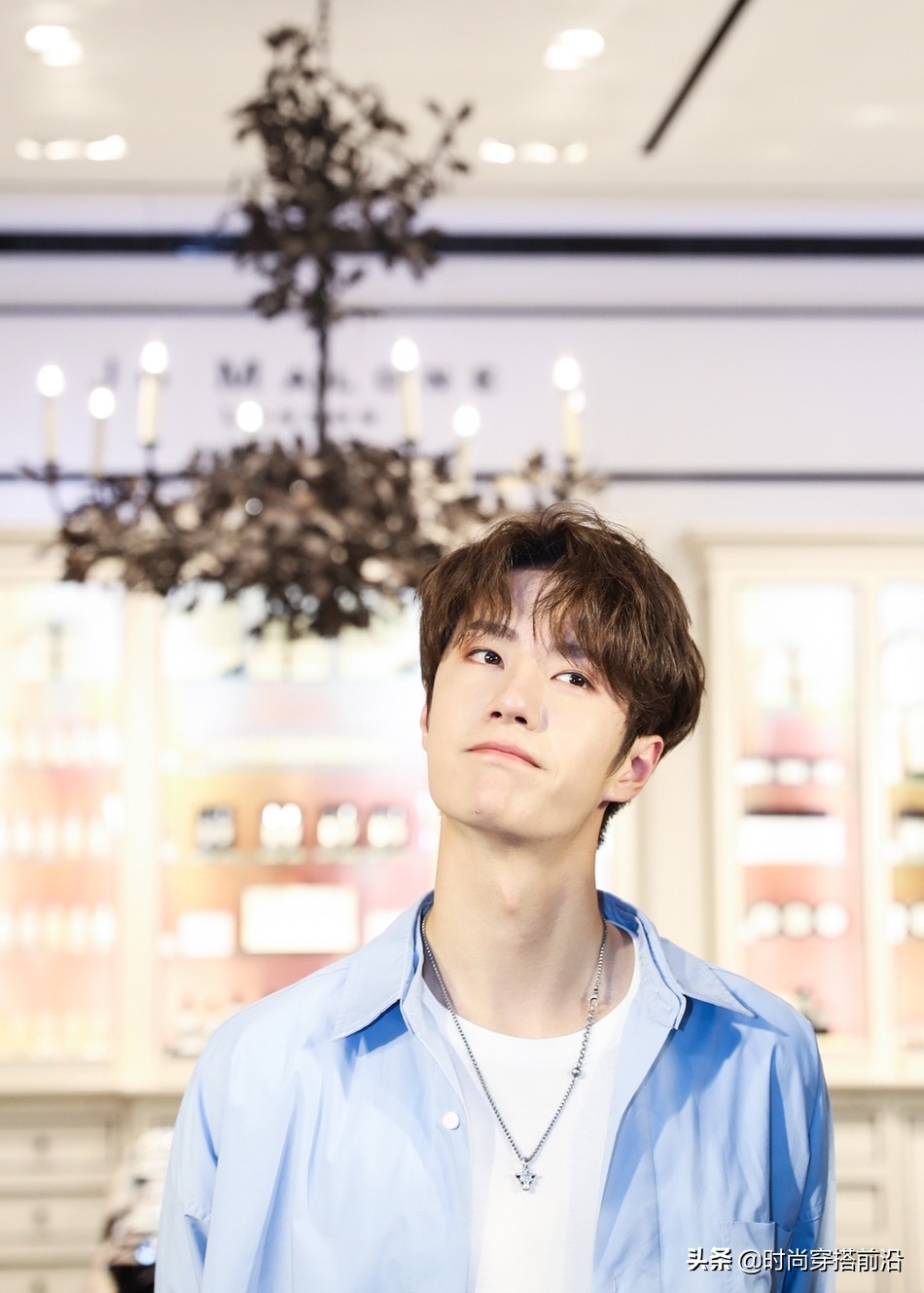 王一博蓝色清爽穿搭似大学校草，傲娇小表情卖萌，斜嘴笑很甜