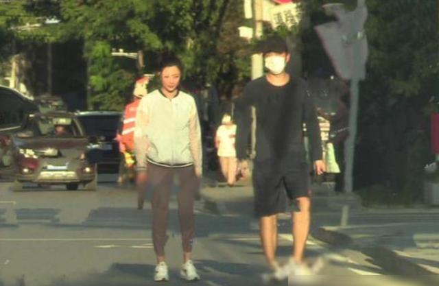 45岁视后曾翻热巴白眼，嘲唐嫣少女感，前夫入狱被男友踢屁股