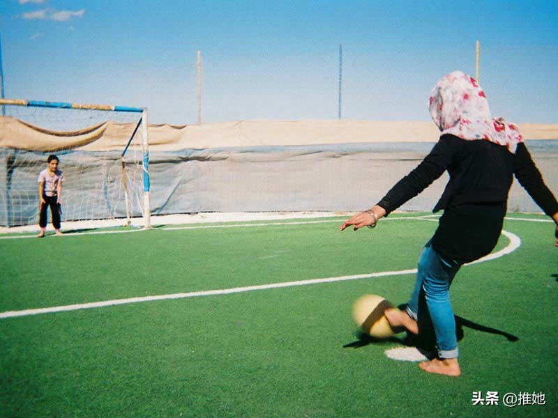 32个13岁到18岁女孩，因塔利班不让踢足球，集体逃离阿富汗