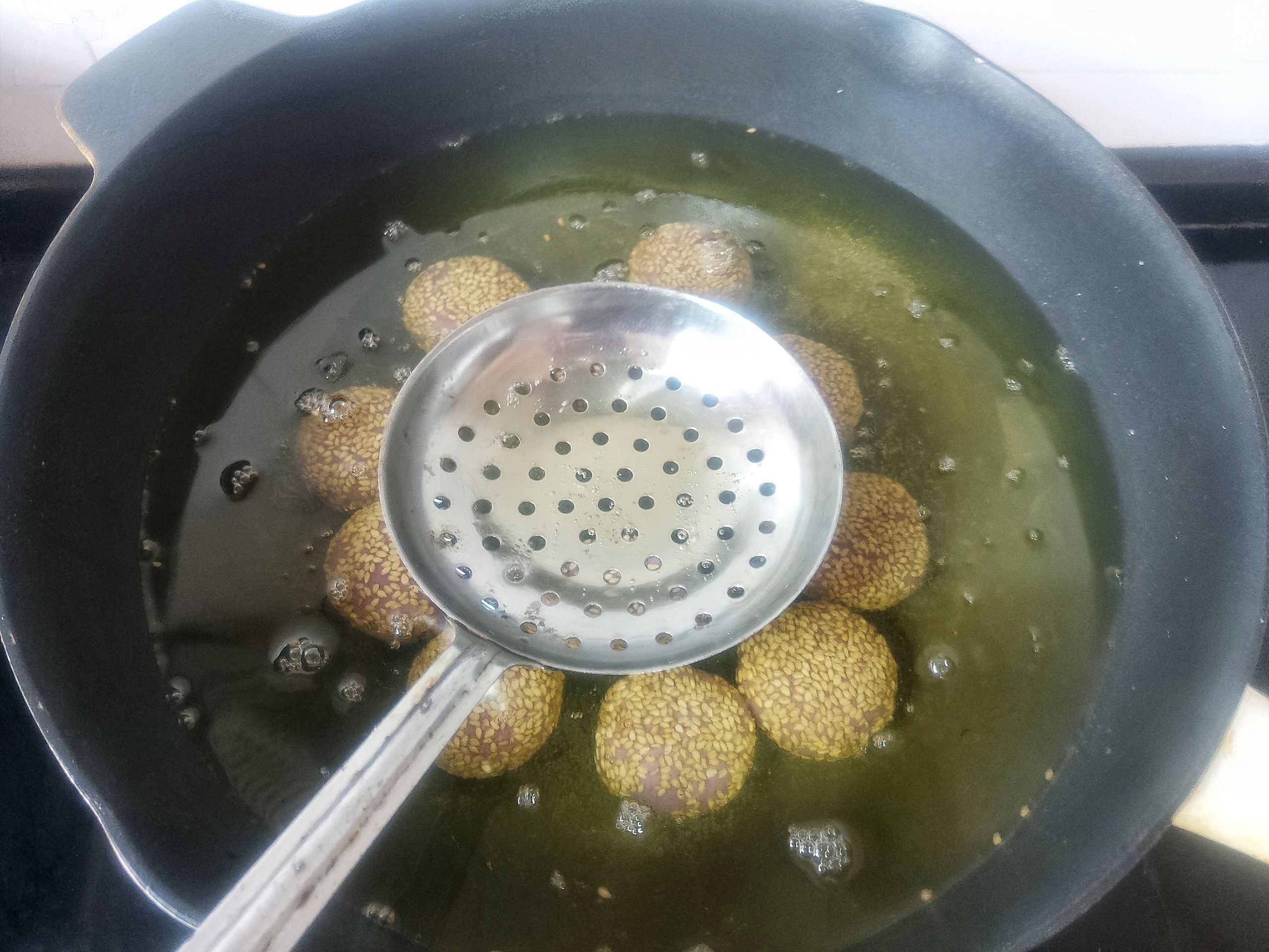 空心大麻球的炸制过程关键是什么,麻球怎么炸才又大又松又不瘪