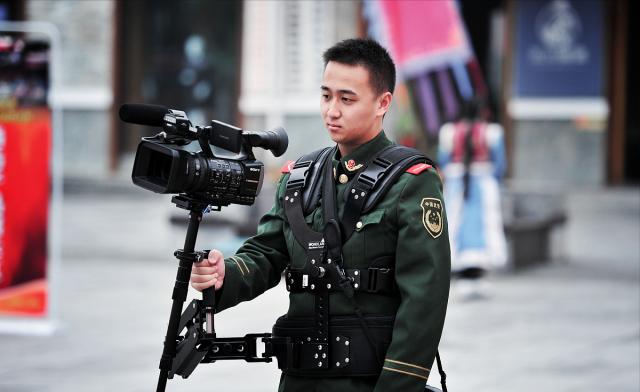 当兵想长期留部队当什么兵好,当兵一直留在部队有条件吗