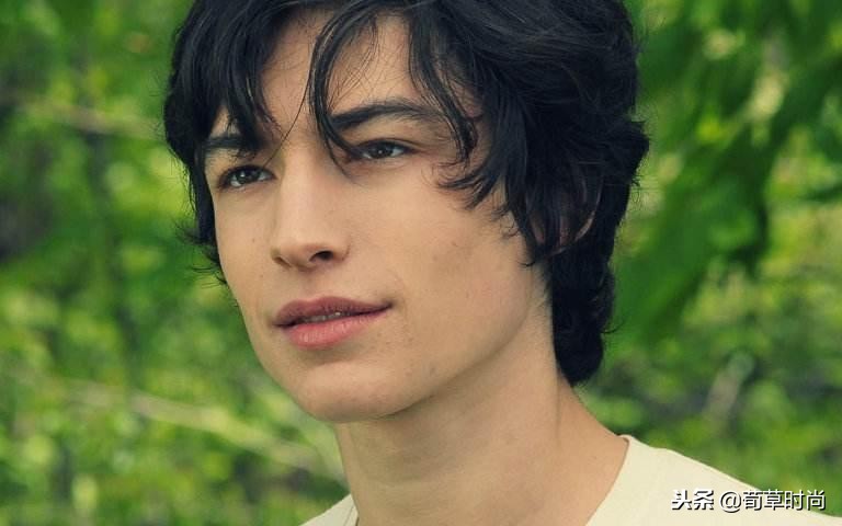 男人骚起来不管女人事！E妹踩高跟穿胸衣演绎性感，不料*袜丝**破了