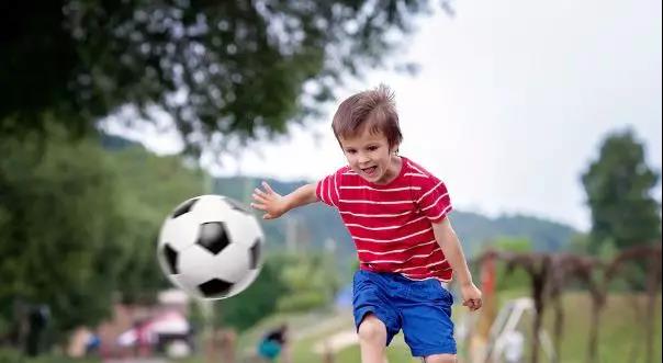 小孩几岁开始练足球几岁练射门,6岁孩子适合几号足球