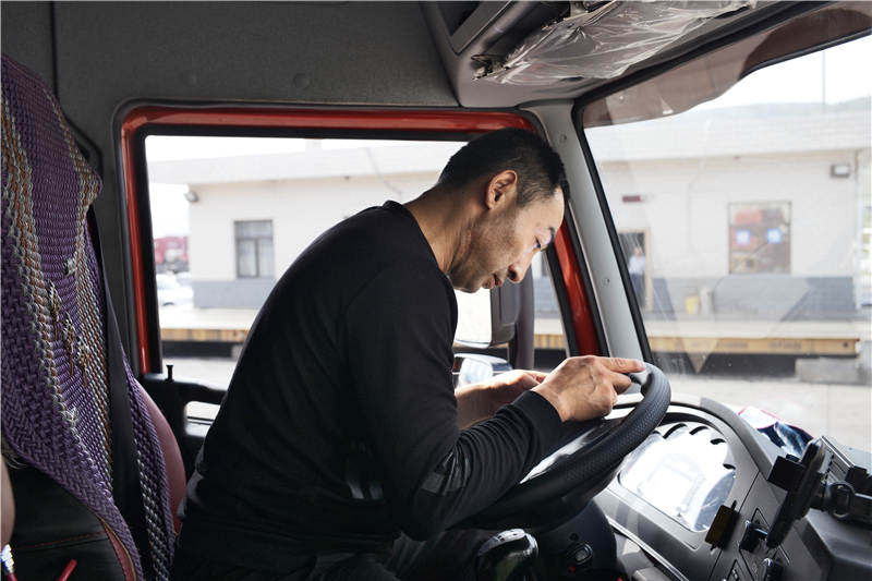 从煤炭价格“*轨双**制”结束后的一夜暴富，到“煤改”后的变故，山西煤运货车司机见证了足够戏剧性的一幕幕