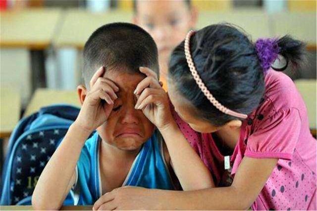 孩子被老师打以后家长的正确做法,娃被人打是告诉老师还是打回去