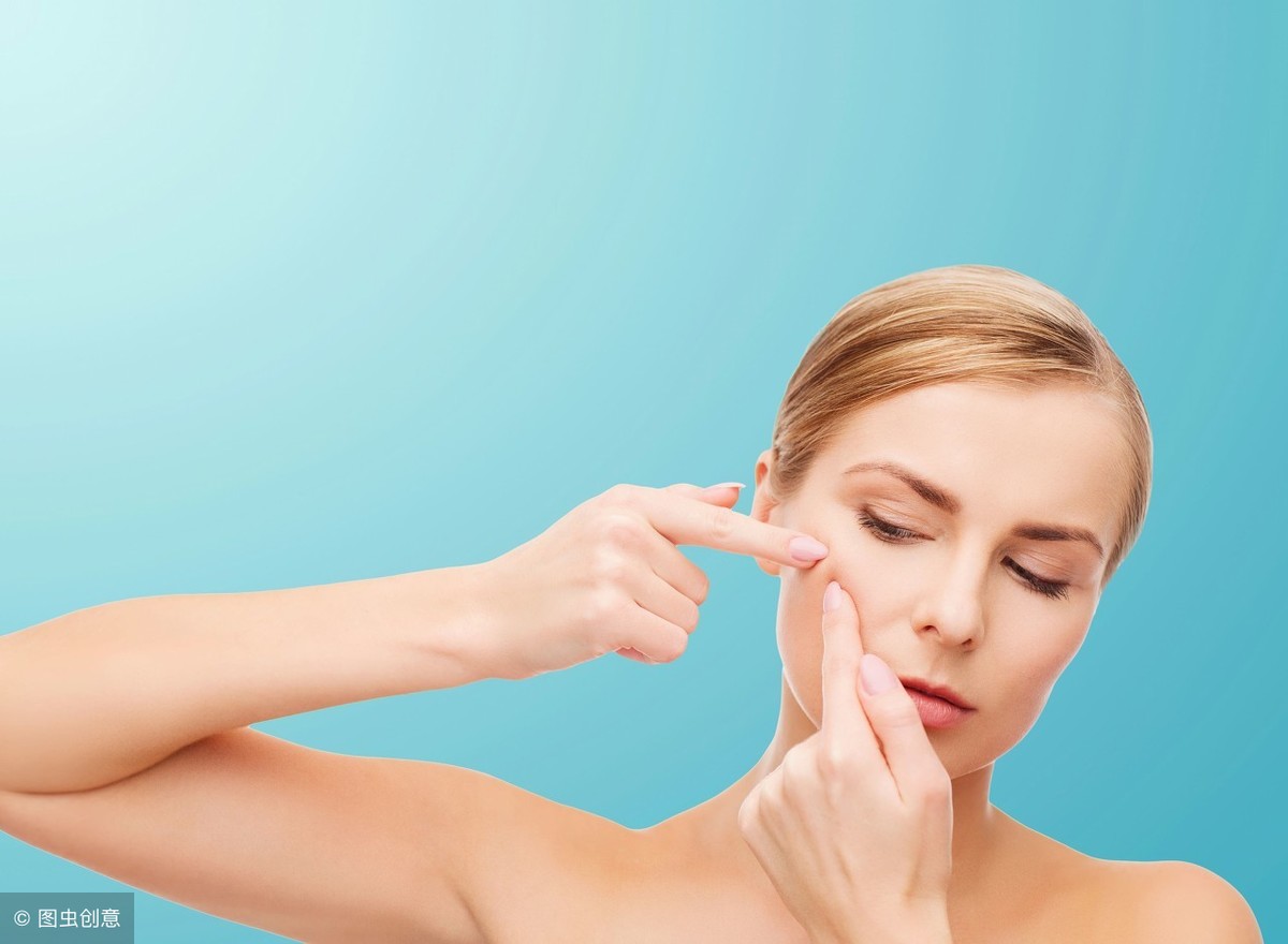 眉心一直长痘痘是什么原因,下巴和眉心长痘痘是什么原因