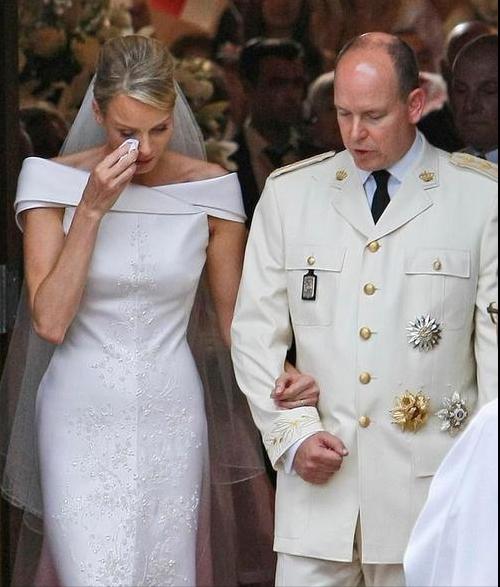 “摩纳哥逃婚王妃”太霸气！剃半边光头非主流，戴金耳环不见婚戒