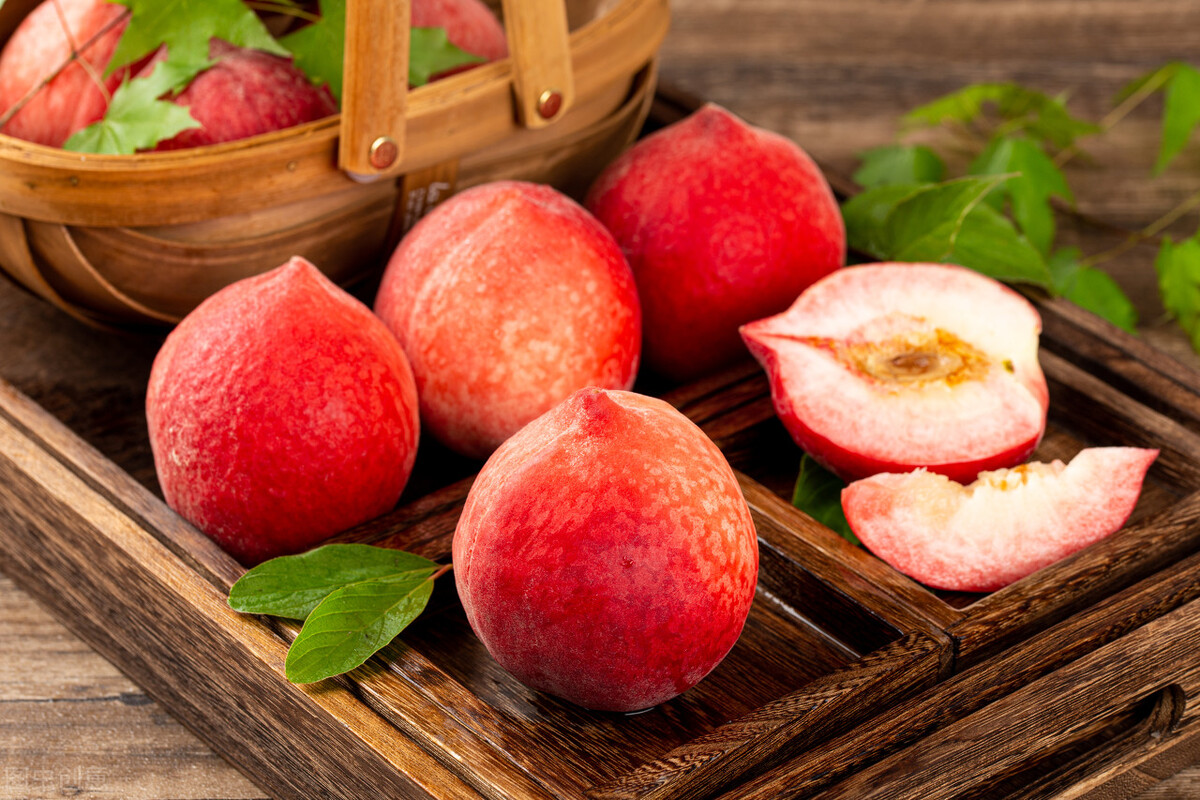 桃子怎么挑选桃核不裂,桃子怎样挑才能甜呢