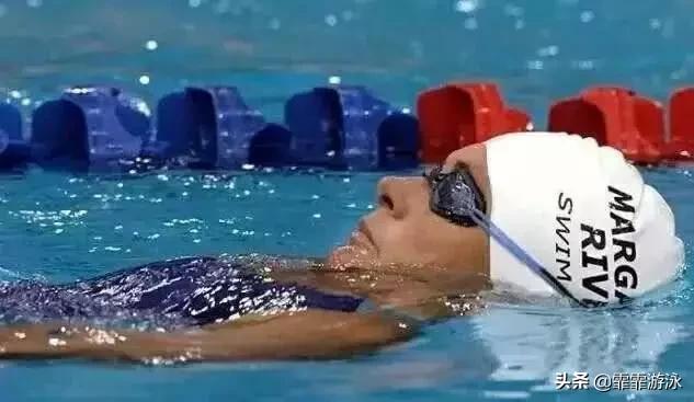 仰泳老是呛水是怎么回事啊,仰泳时鼻子呼气也呛水