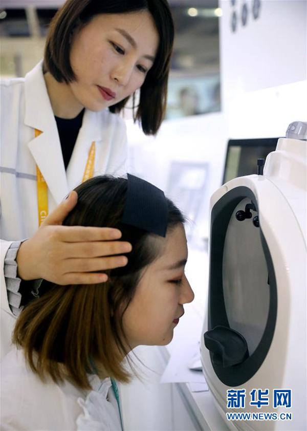 阿迪达斯3d打印鞋白色搭配,阿迪达斯3d打印鞋和耐克对比