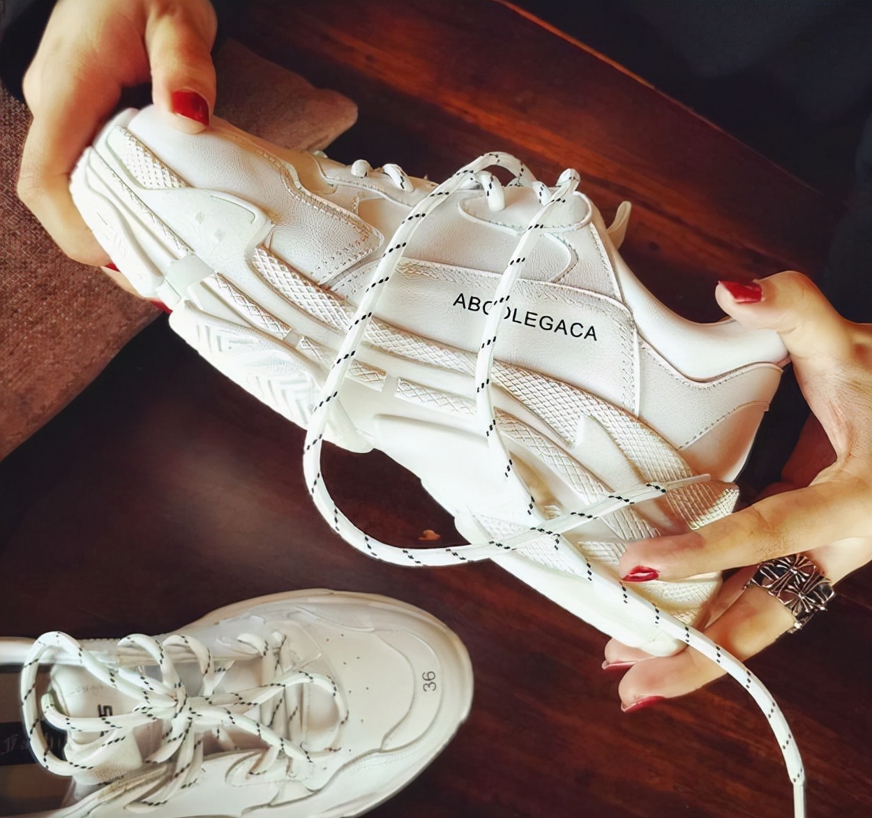 小白鞋清洁神器强力去污迹不留痕,小白鞋用牙膏洗了染色了怎么办