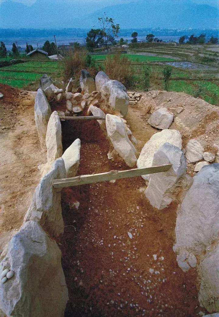 安宁河畔叩响大石墓中的邛人