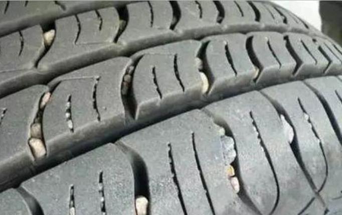 汽车轮胎异常怎么处理,汽车轮胎里有东西会怎么样