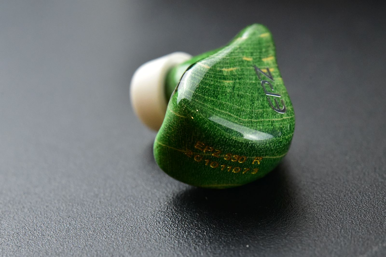 见识见识国产耳机诚意，5动铁声扬顶着堆料骂名平衡行业旗舰高价