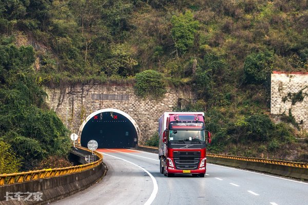 6×4带后提升，配VDS、VEB，带你体验沃尔沃FH顶配重卡