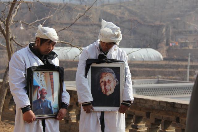 路遥谈贾平凹哭了,贾平凹评价路遥经济困难