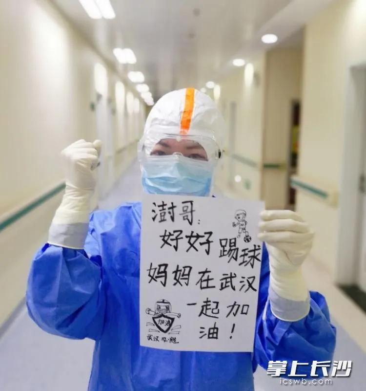 护士收到梅西的球衣,梅西第一次接过10号球衣