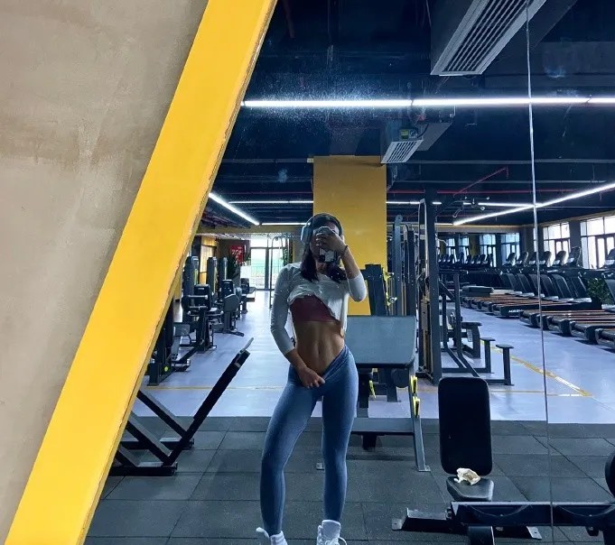 河南腹肌女神在线秀翘臀，性感指数100%，网友：我想拥有！