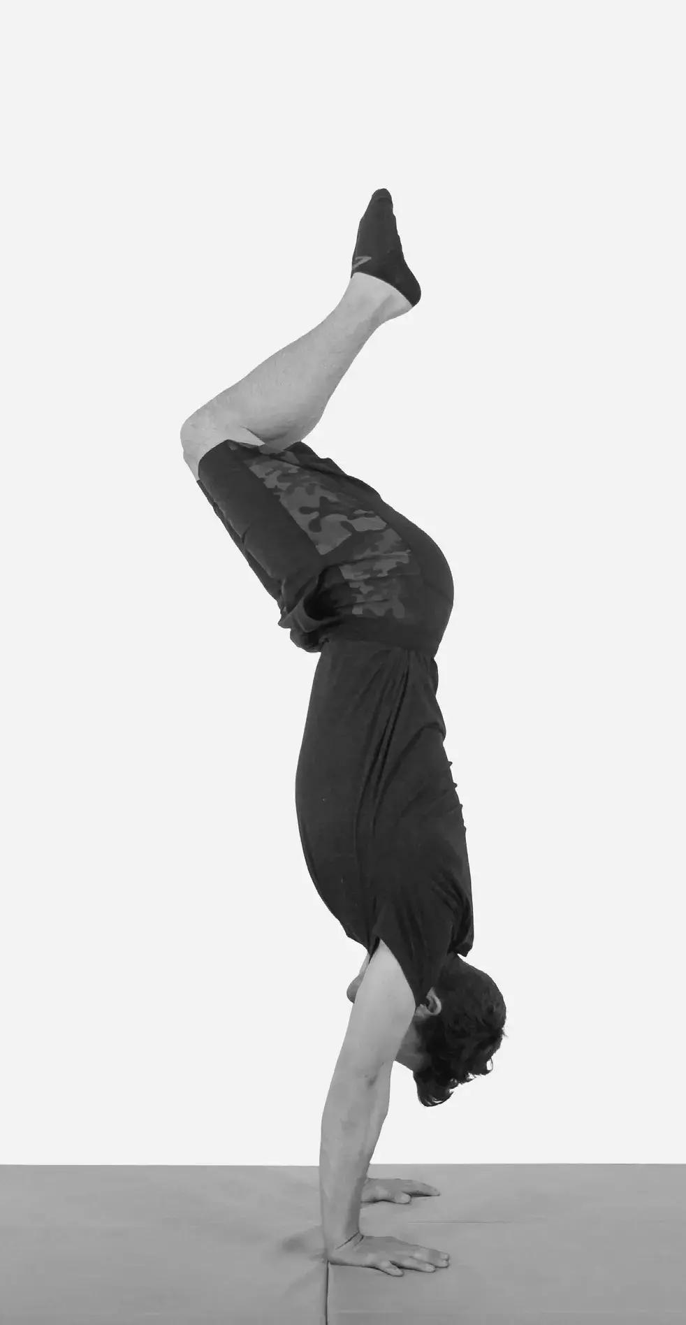 瑜伽倒立的好处及正确的倒立方法,床头倒立的好处及正确的倒立方法